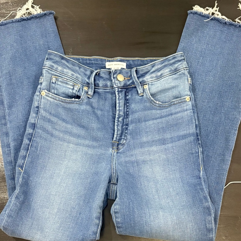 Good American NWT 💙 Good Legs Straight Mid Rise Denim Jeans. Size: 2/26